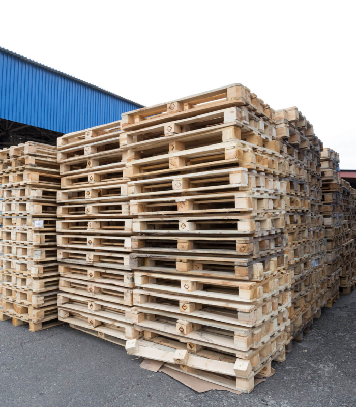 Stock de palettes Europe en bois prêtes pour expédition chez Center Euro Palettes