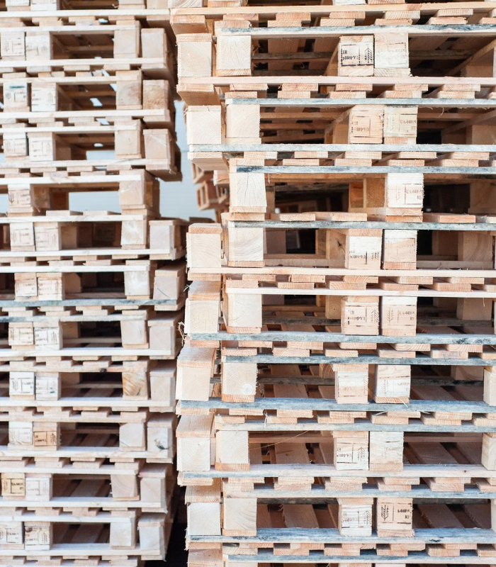 Stock de palettes Europe en bois triées pour logistique industrielle chez Center Euro Palettes