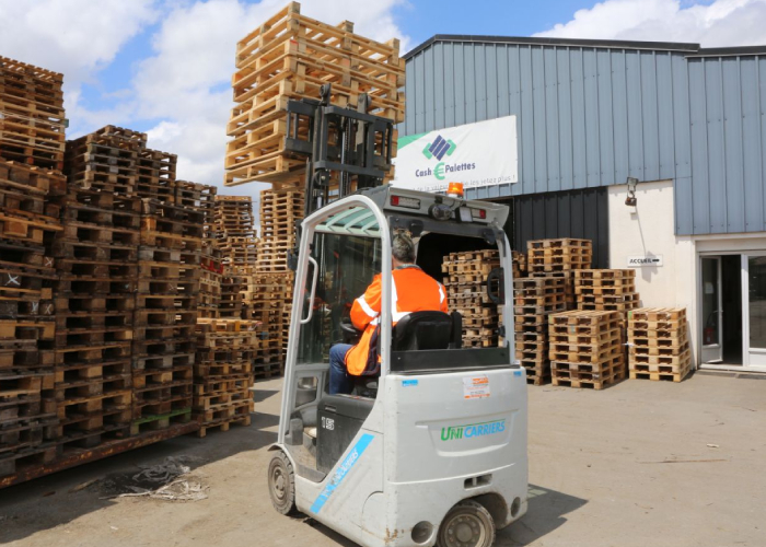 Manutention de palettes Europe sur site logistique chez Center Euro Palettes