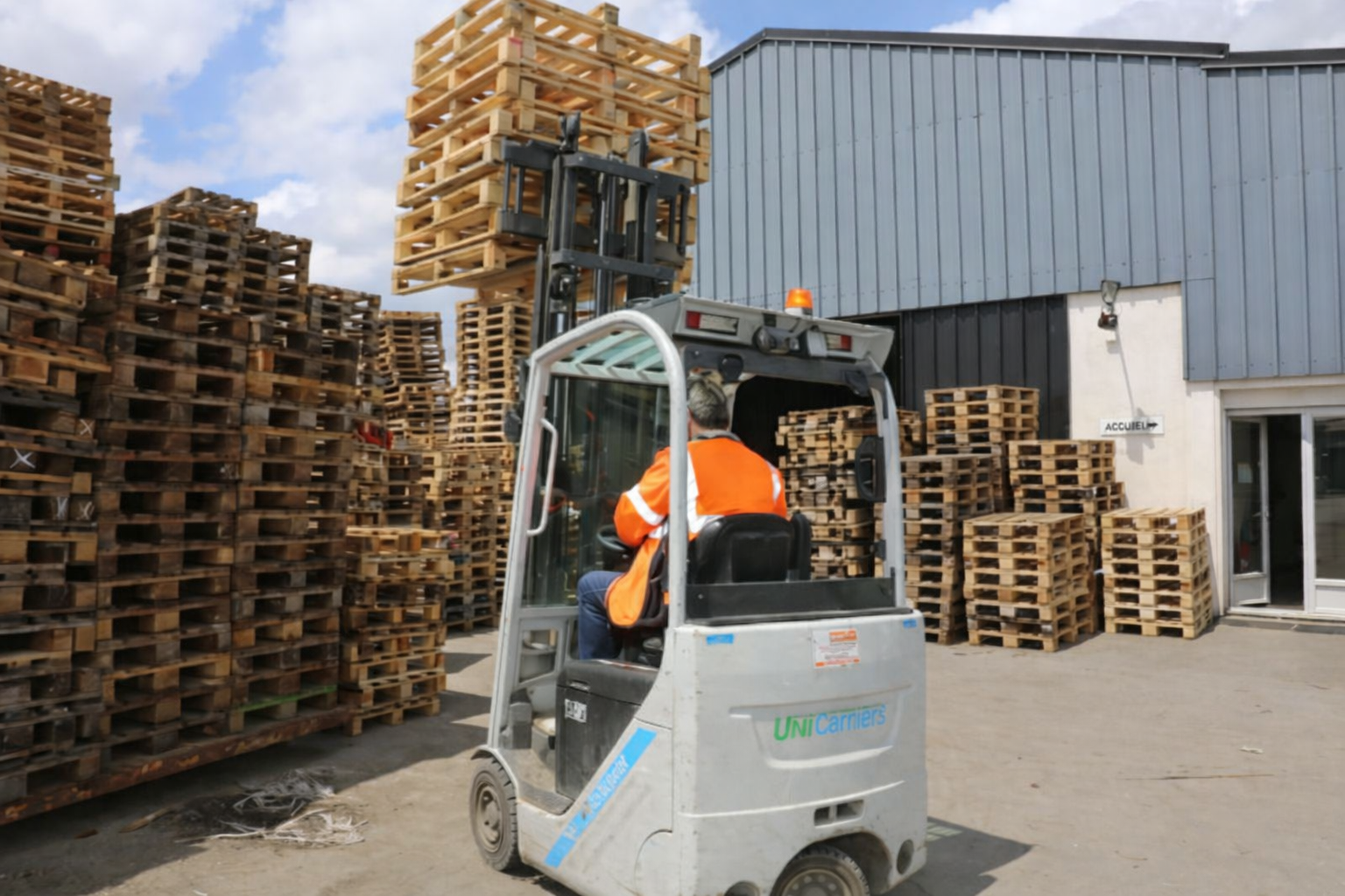 Manutention de palettes Europe sur site logistique chez Center Euro Palettes